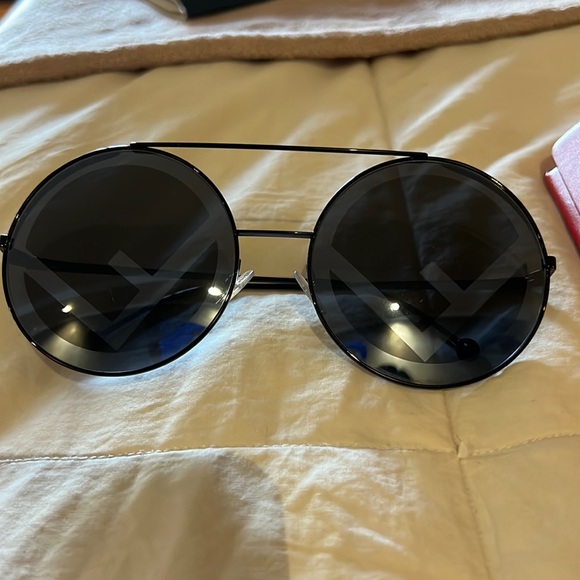 FENDI SUNGLASSES - Picture 1 of 3